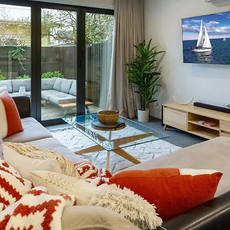 Downtown Delight 2 Bed 1 Bath - Single Garage Apartment